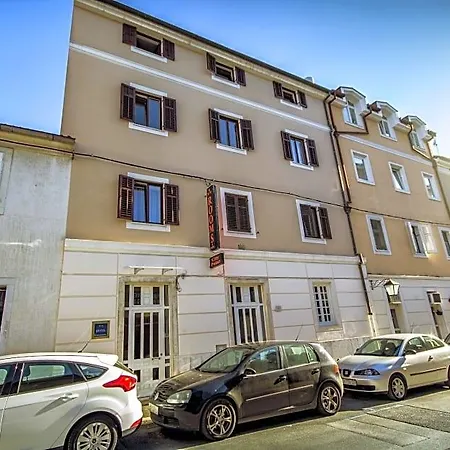 Point 3* Pula